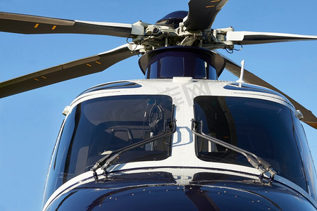 直升机驾驶舱和旋翼叶片的外部正视图