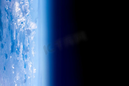从太空俯瞰地球，展现了他们所有的美丽。这张图片的元素由美国宇航局提供。我们独特的宇宙