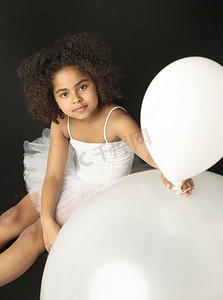 可爱芭蕾摄影照片_抱着气球的可爱小女孩