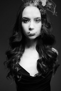 一位吸烟的美丽女士的美术肖像