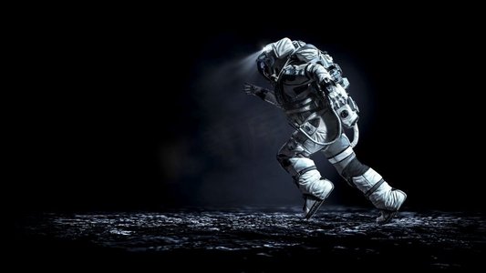 宇宙太空人摄影照片_穿着宇航服的宇航员在行星表面奔跑。混合媒体。太空人跑得很快。混合介质