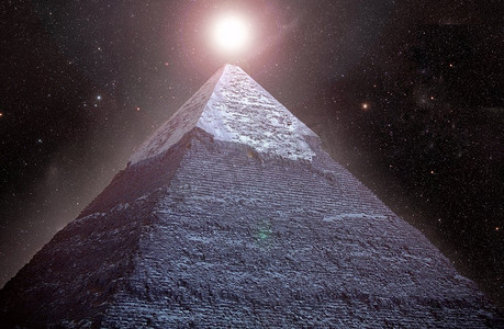 在繁星点点的夜空中，吉萨金字塔的背景。。吉萨的法老金字塔