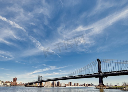 曼哈顿大桥和布鲁克林的天际线。曼哈顿大桥和纽约市布鲁克林的天际线