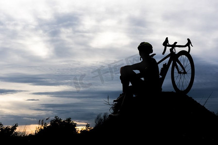 山上骑自行车的人的剪影。放松与运动理念