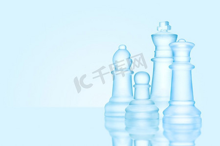 战场人物摄影照片_战略和领导理念；冰做的磨砂国际象棋人物，站在一起准备比赛，就像在全家福上。
