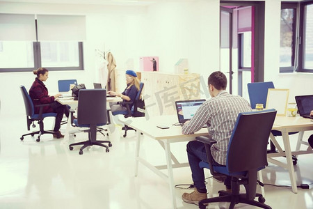 创业公司的人在现代办公室的日常工作中分组工作