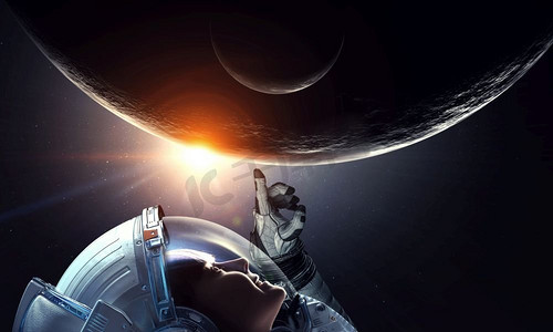 小女孩宇航员在太空触摸星球。美国国家航空航天局提供的这张图片的元素。探索外太空。混合介质
