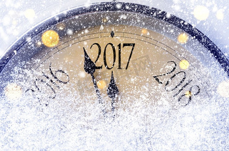 2017下雪摄影照片_午夜倒计时。午夜倒计时。复古风格的时钟在圣诞节或2017年新年前的最后一刻计时。