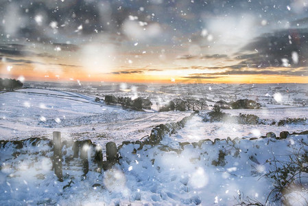 大雪覆盖的冬季天空在大雪中日落时山顶地区的冬季景观