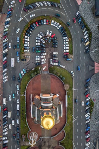 从一个鸟眼到基辅市的景色，一个有很多汽车的停车场和一个金色圆顶的小教堂。基辅市鸟瞰图