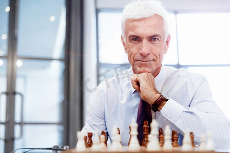办公室里的生意人在下棋。思考下一步行动