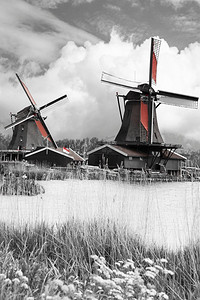 荷兰沃伦达姆小镇的传统民居。黑红白相片
