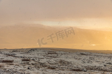 雷克雅未克摄影照片_冰岛雷克雅未克阳光普照的冬季雪山