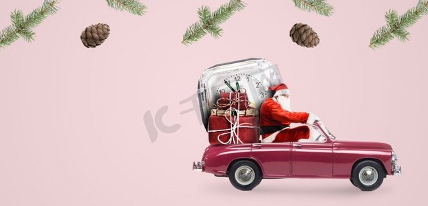 圣诞节倒计时到了。汽车上的圣诞老人在送新年礼物和粉色背景的时钟。汽车上的圣诞老人倒计时
