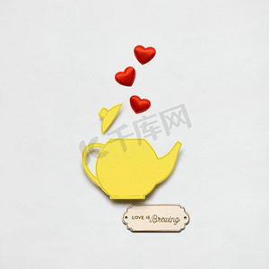 白底纸制茶壶的创意情人节礼物概念照片。