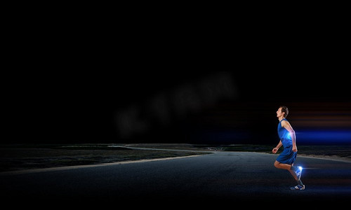 奔跑的运动员摄影照片_奔跑的运动员。穿着蓝色衣服的年轻跑动男运动员