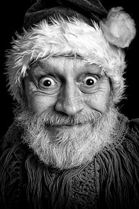 一个留着白胡子的成年男子在圣诞假期伪装成圣诞老人的黑白肖像