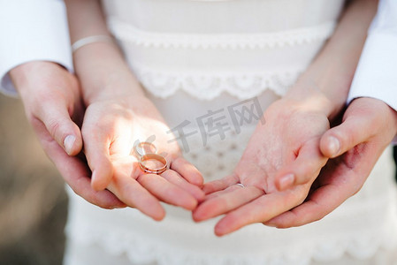 结婚情侣摄影照片_带有结婚装饰的结婚戒指