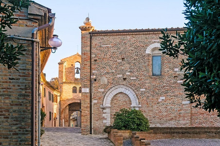 欧洲意大利游行中蒙特吉杜西奥教堂的围墙门
