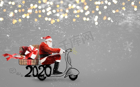 2020圣诞新年摄影照片_在摩托车的圣诞老人提供圣诞节或新年2020礼物在雪灰色背景圣诞老人在滑板车