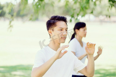 人们在公园里练太极拳。夏天人们在公园里练太极拳