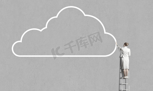 云端渲染摄影照片_女商人站在梯子上向云端伸手的背影。计算概念