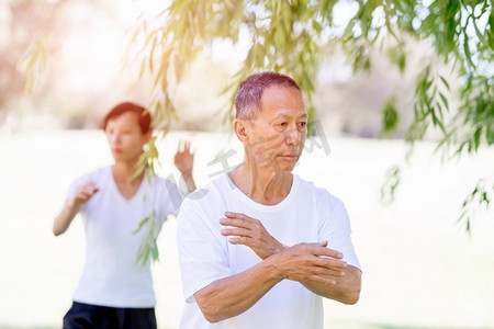 人们在公园里练太极拳。夏天人们在公园里练太极拳