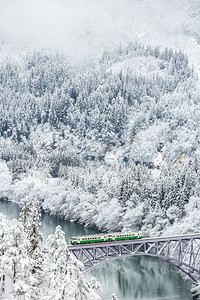 冬季景观积雪覆盖树木，火车过河过桥