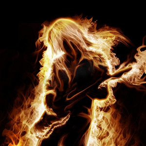 音乐家与电子吉他包围在火焰在黑色背景