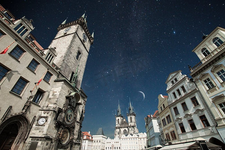 布拉格古城广场，泰恩大教堂。在阳光下。在夜晚，星星闪耀，月亮..阳光下的布拉格。