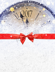 午夜倒计时。午夜倒计时。复古风格的雪上时钟正在计时2017年圣诞节或新年前的最后时刻。从上面看。