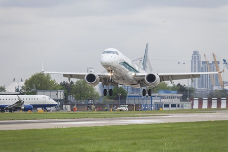 商用喷气式客机飞机降落在繁忙的现代机场的跑道上