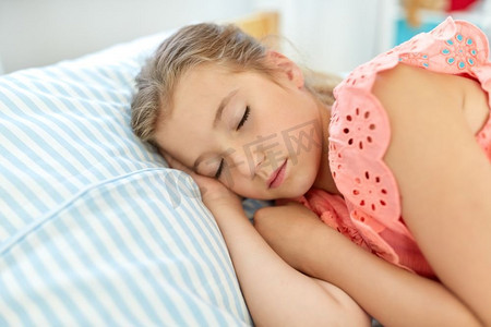 睡觉白天摄影照片_人、童年和休息的概念--小女孩白天睡在家里的房间里。睡在家里房间里的小女孩