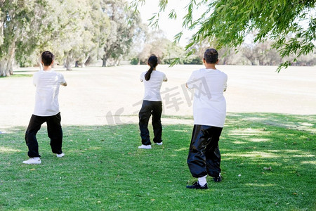 陈式太极拳摄影照片_人们在公园里练太极拳。夏天人们在公园里练太极拳
