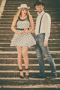 街道复古摄影照片_暑假恋情与约会理念--浪漫俏皮情侣在城市楼梯上复古调情
