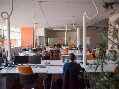 一群初创企业的人在繁忙的协同办公空间里做日常工作