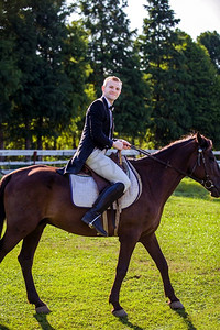 商家版引导页摄影照片_侧视图肖像的男子骑马在外地