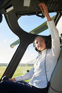 商业航天摄影照片_直升机起飞前驾驶舱内的女飞行员