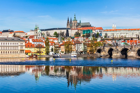查看和Gradchany布拉格城堡和圣维特大教堂伏尔塔瓦河。布拉格城堡和圣维特大教堂