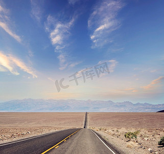 沙漠旅行摄影照片_沙漠公路穿过死亡谷国家公园，美国加利福尼亚州。