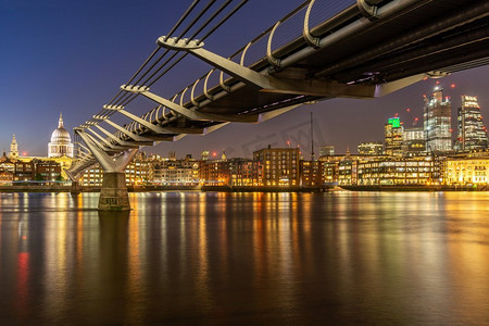 千禧年摄影照片_英国伦敦的圣保罗大教堂，有千禧年桥的夕阳。