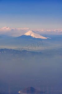 富士摄影照片_俯瞰富士山，富士山，日本的标志性山峰。在飞越日本静冈富士市时从飞机上起飞，