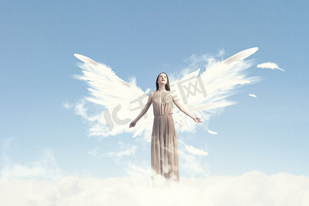 天使女孩飞得很高。天空背景下长着天使翅膀的迷人女子