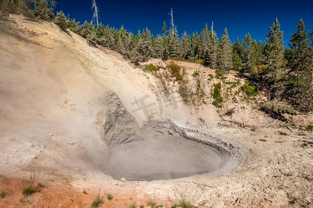 美国怀俄明州黄石国家公园泥火山区的热沸腾泥浆