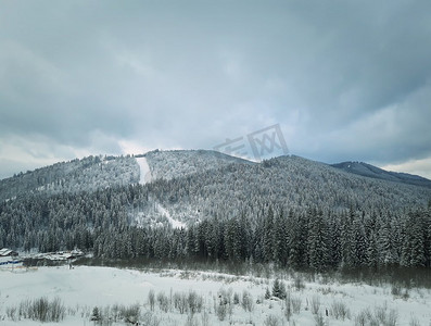 美丽神话摄影照片_冬季景观与冷杉树在雪在山区。美丽的景色在野外，喀尔巴阡山脉，乌克兰。