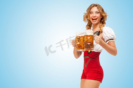一名年轻、兴奋、性感的瑞士女子穿着红色连体裤，背带是传统的连衣裙，在蓝色背景上端上了两个啤酒杯。