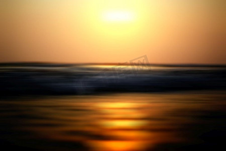 模糊的背景日落在海上