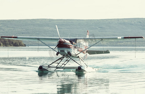 阿拉斯加的水上飞机。夏天到了。