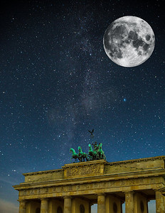 勃兰登堡门之夜。在星星的光芒下，银河系