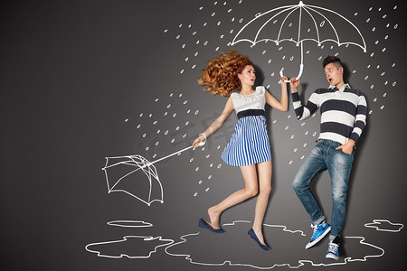 卫衣简笔画摄影照片_《幸福的情人节》以粉笔画为背景，讲述了一对浪漫情侣在雨中的爱情故事。
